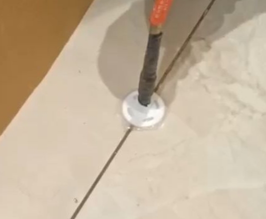 郑州瓷砖空鼓维修公司专业解答瓷砖在铺贴过程中，如果没有涂抹均匀到位的粘结材料（如水泥砂浆或瓷砖胶），可能会导致以下问题