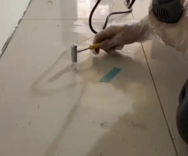 郑州瓷砖开裂维修公司专业分享瓷砖在铺贴前如果没有沥干水分，将会导致以下问题